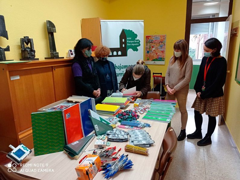 Entrega de material escolar en colegios del barrio